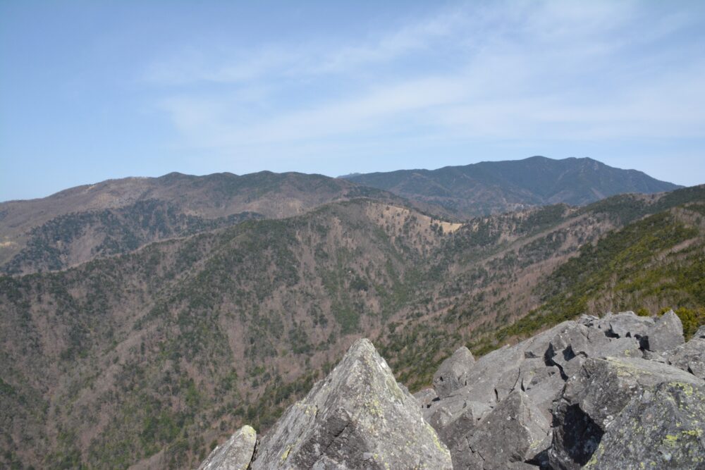 乾徳山の山頂から見る国師岳