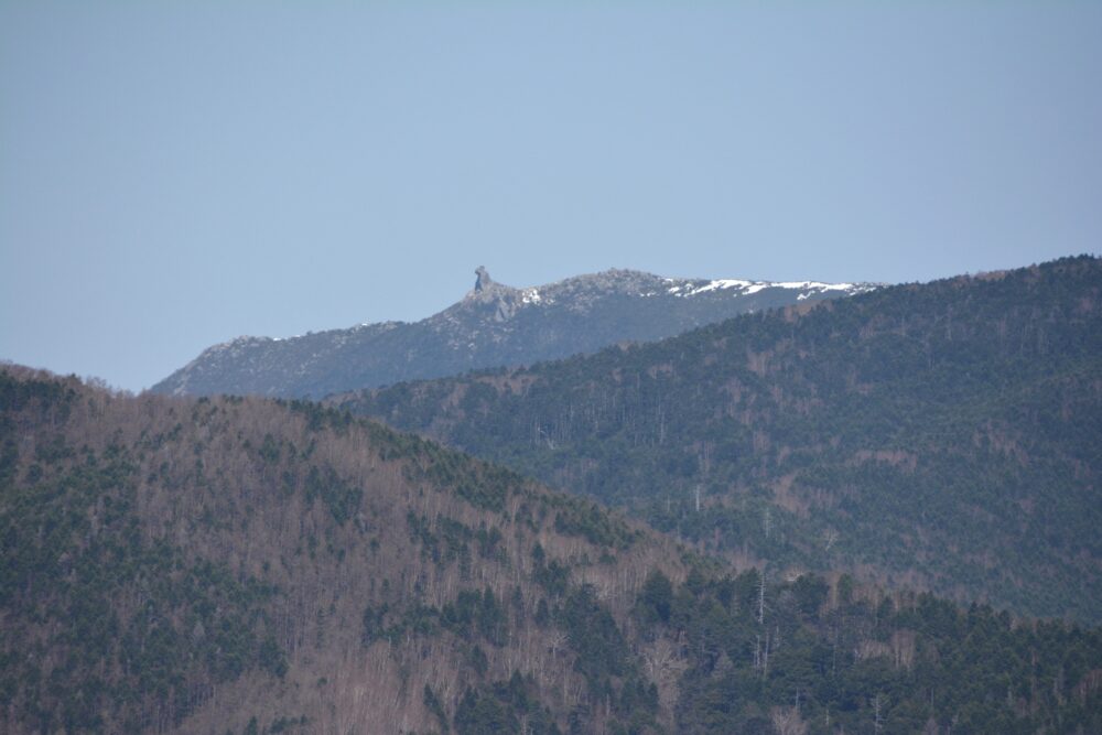 乾徳山の山頂から見る金峰山の五丈岩