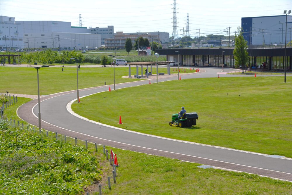 春日部夢の森公園・南園の芝生広場を芝刈りする人