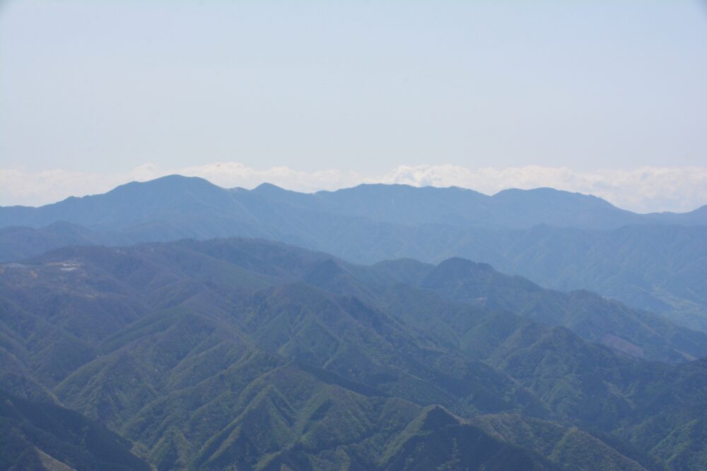 乾徳山の山頂から見る甲州アルプス