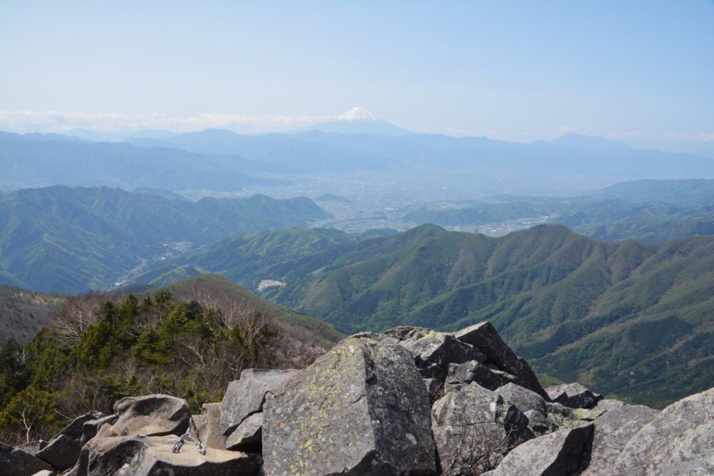 乾徳山の山頂から見る富士山