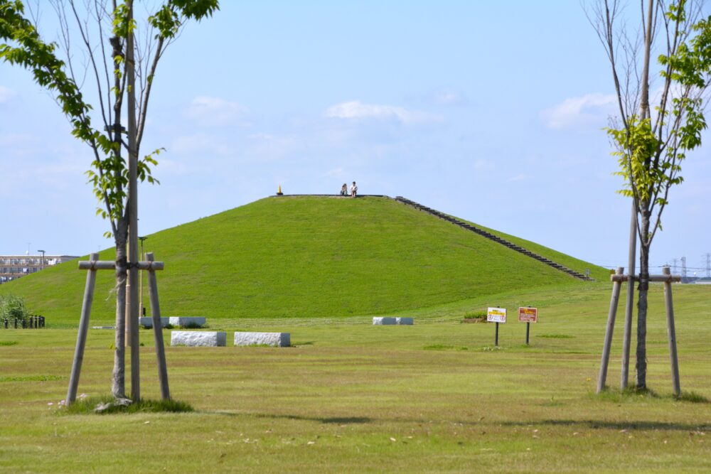 春日部夢の森公園の築山(丘)の頂上で座るカップル