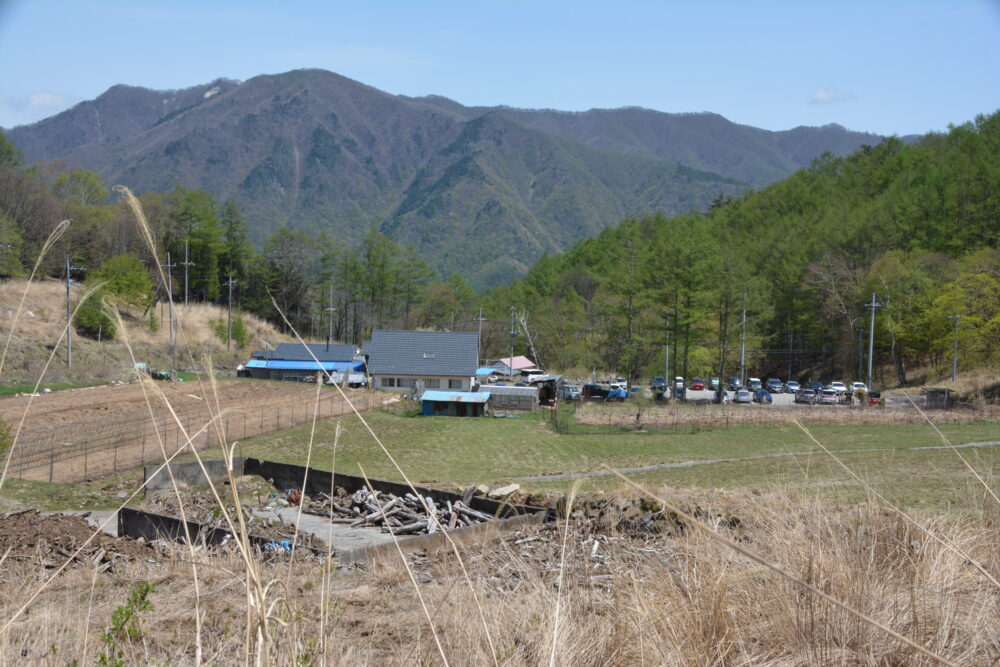 乾徳山の大平牧場駐車場