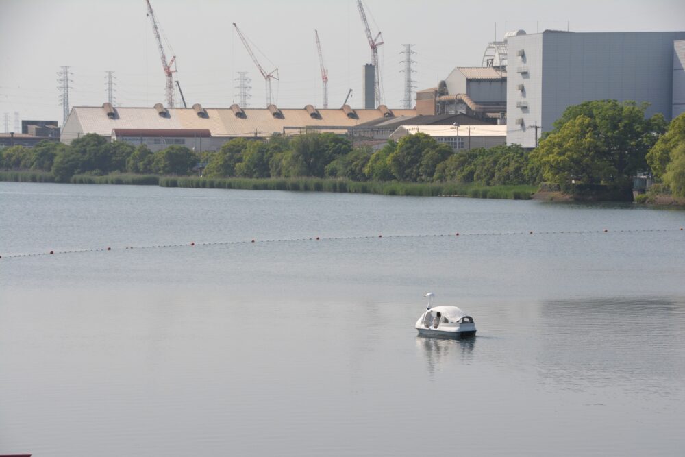 久喜菖蒲公園のスワンボートと周りの工業地帯