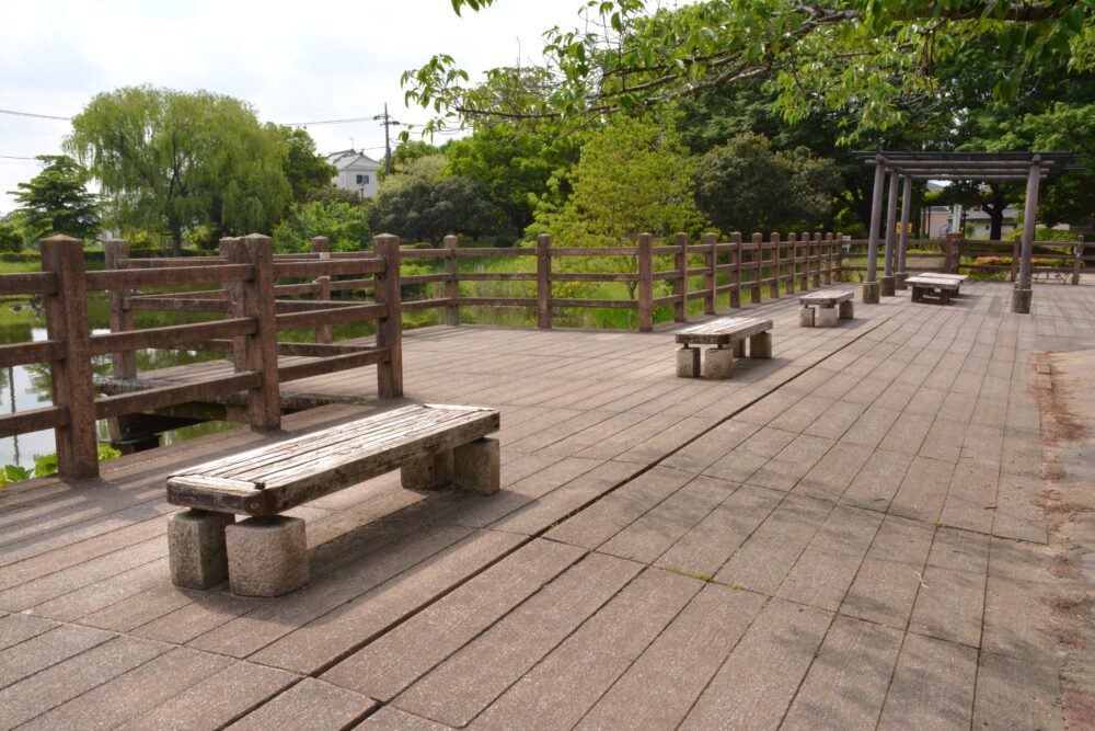 西城沼公園の釣り池(西城沼)周辺のベンチ