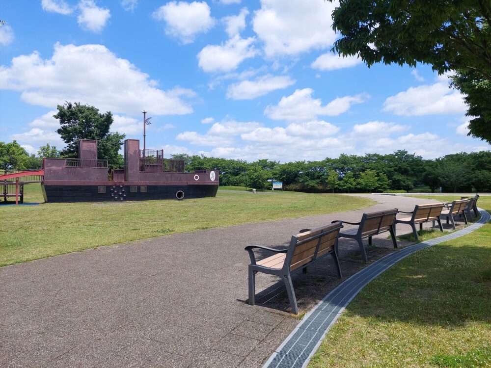 権現堂1号公園・遊具広場にある遊歩道とベンチ