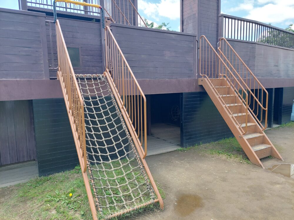 権現堂1号公園・遊具広場にある帆船遊具の側面