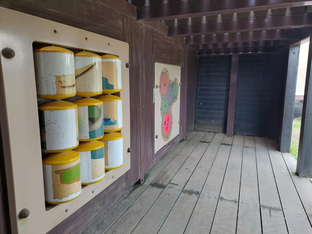 権現堂1号公園・遊具広場にある帆船遊具の船底部分にある色々な仕掛け