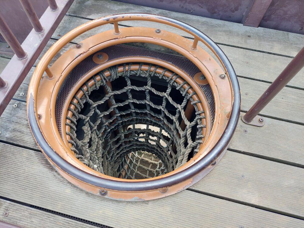 権現堂1号公園・遊具広場にある帆船遊具のネットトンネル