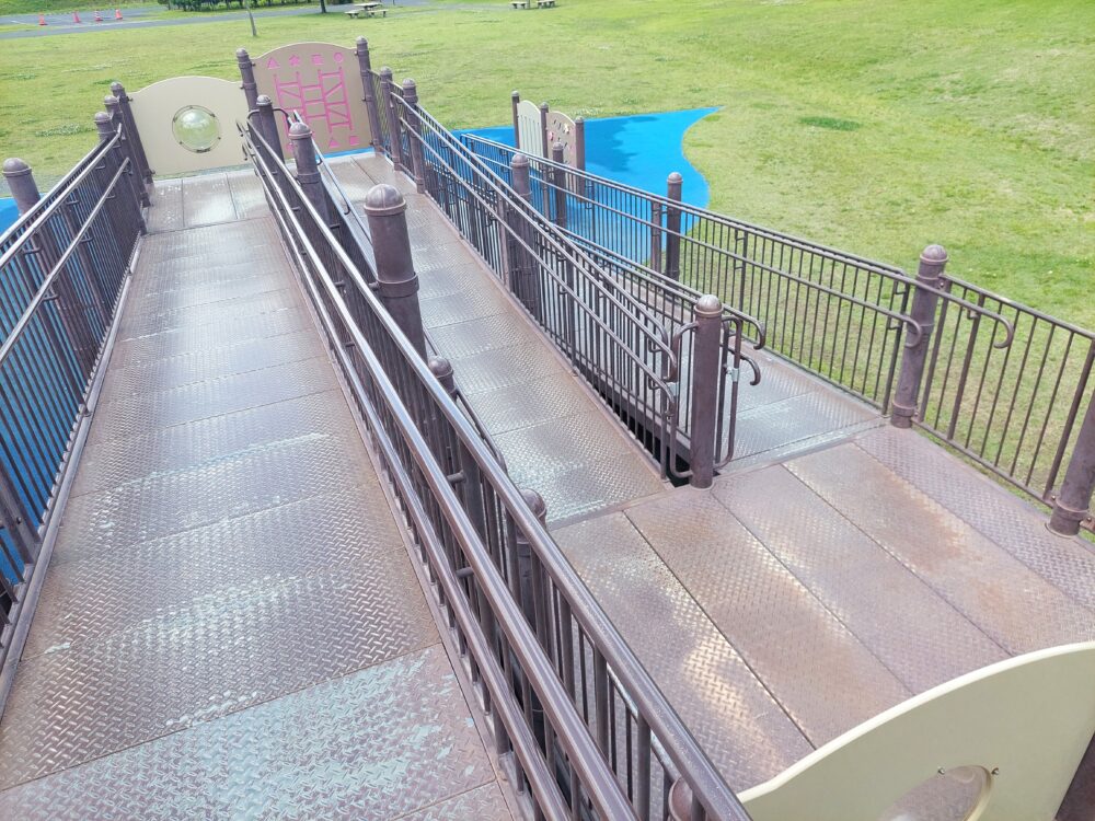 権現堂1号公園・遊具広場にある帆船遊具のバリアフリースロープ