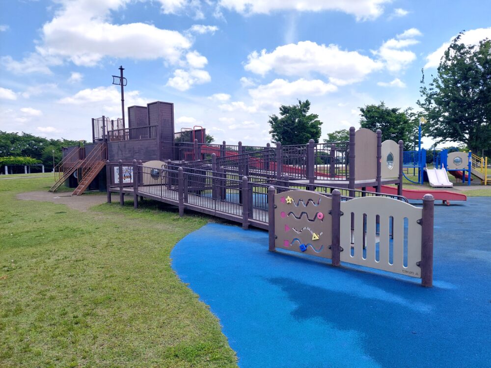 権現堂1号公園・遊具広場にある帆船遊具のバリアフリースロープ