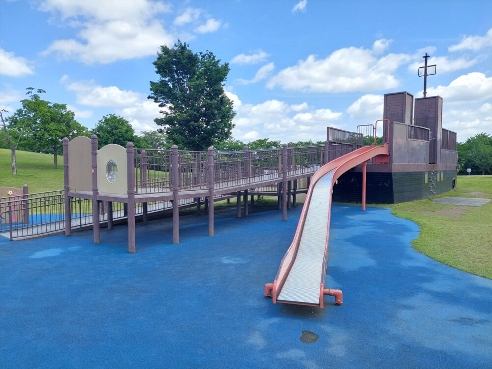 権現堂1号公園・遊具広場にある帆船遊具のローラーコースター
