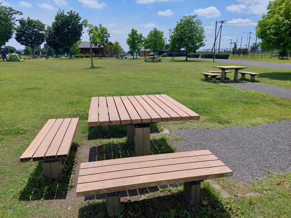 権現堂1号公園・遊具広場にあるベンチとテーブル