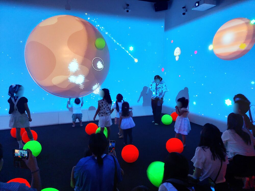 ちきゅうのにわ羽生店の宇宙エリアで遊ぶ子供たち