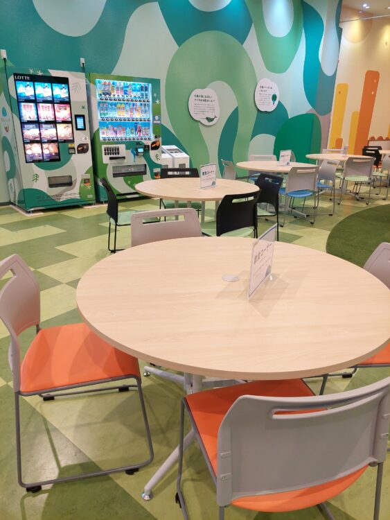 ちきゅうのにわ羽生店の北極エリアにある休憩スペースと自販機