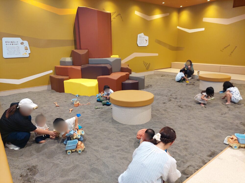 ちきゅうのにわ羽生店・地層エリアの砂場で遊ぶ親子たち