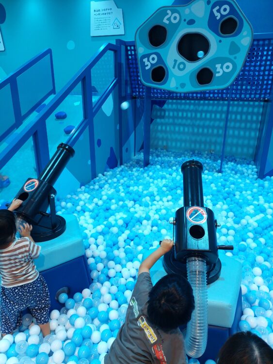 ちきゅうのにわ羽生店・氷山エリアの大砲の的当てで遊ぶ子供たち