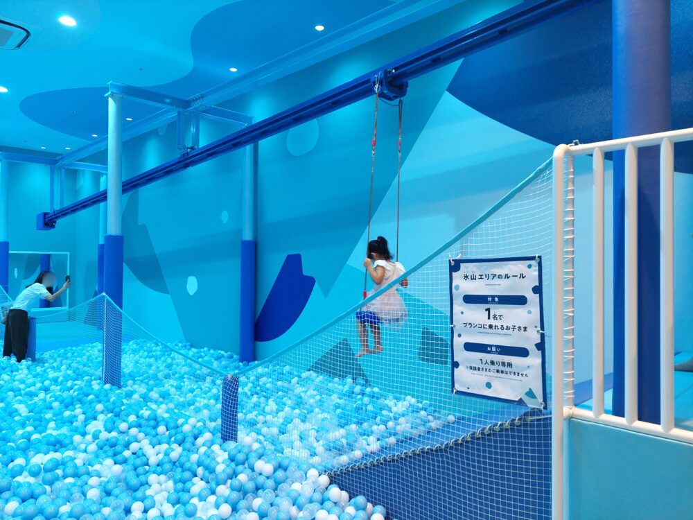 ちきゅうのにわ羽生店・氷山エリアのターザンロープのような遊具