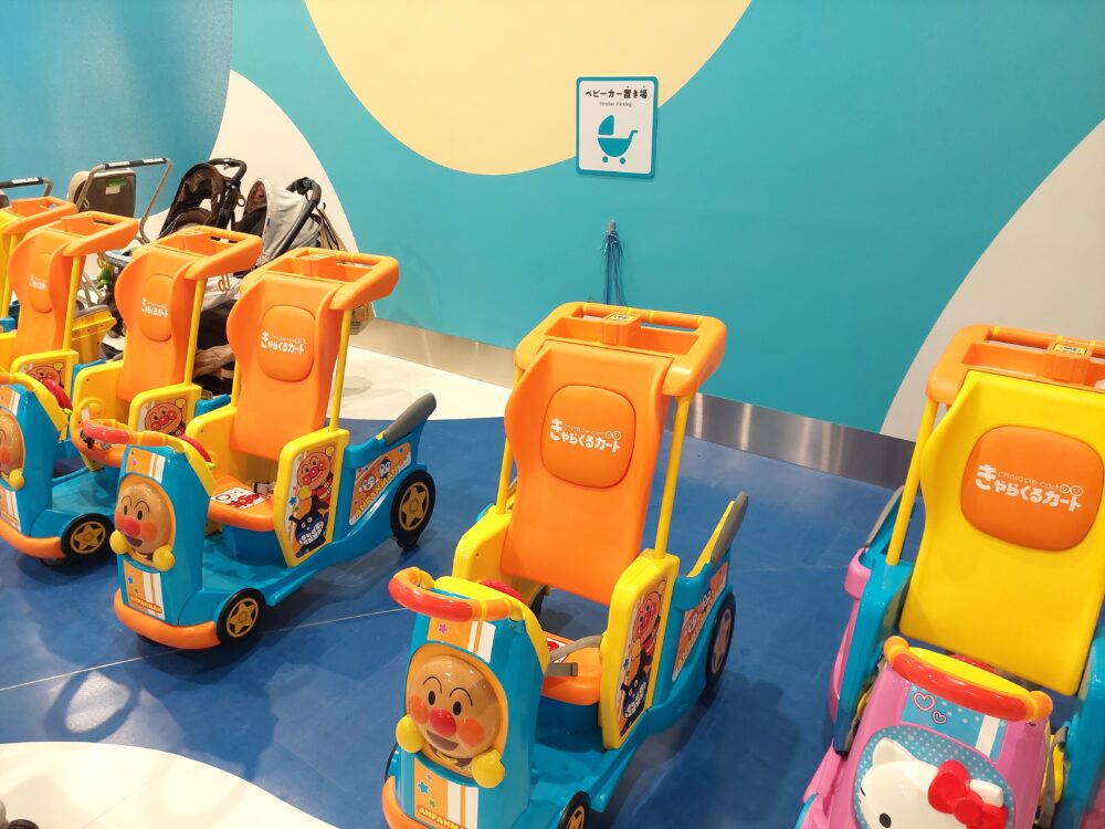 ちきゅうのにわ羽生店の出入口ゲートの横にあるベビーカー置き場