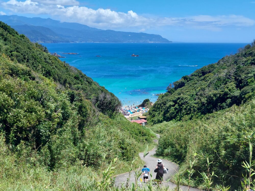 下田・九十浜海水浴場へ向かう親子