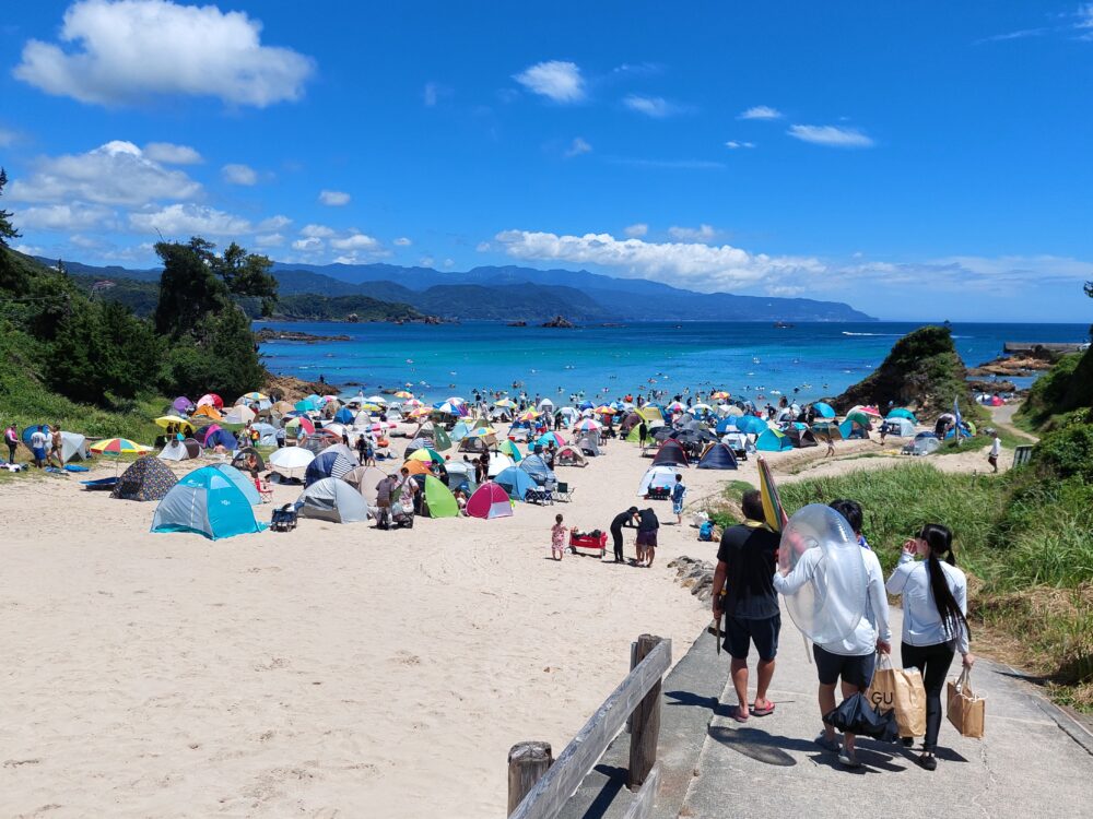 真夏の下田・九十浜海水浴場のサンシェードやポップアップテント