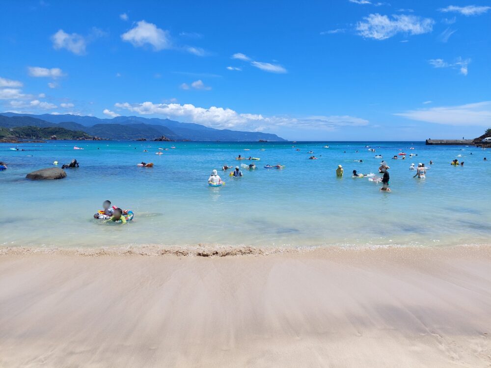 真夏の下田・九十浜海水浴場で海水浴をしている人たち