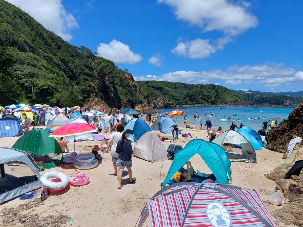 真夏の下田・九十浜海水浴場で海水浴をしている人たち
