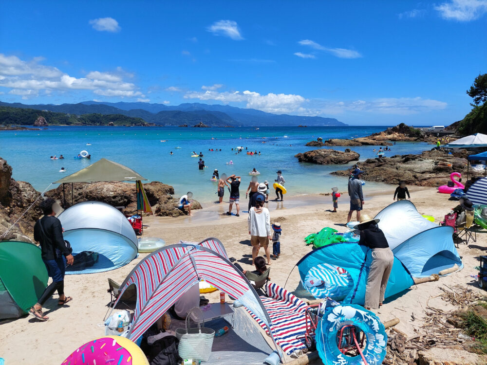 真夏の下田・九十浜海水浴場で海水浴をしている人たち