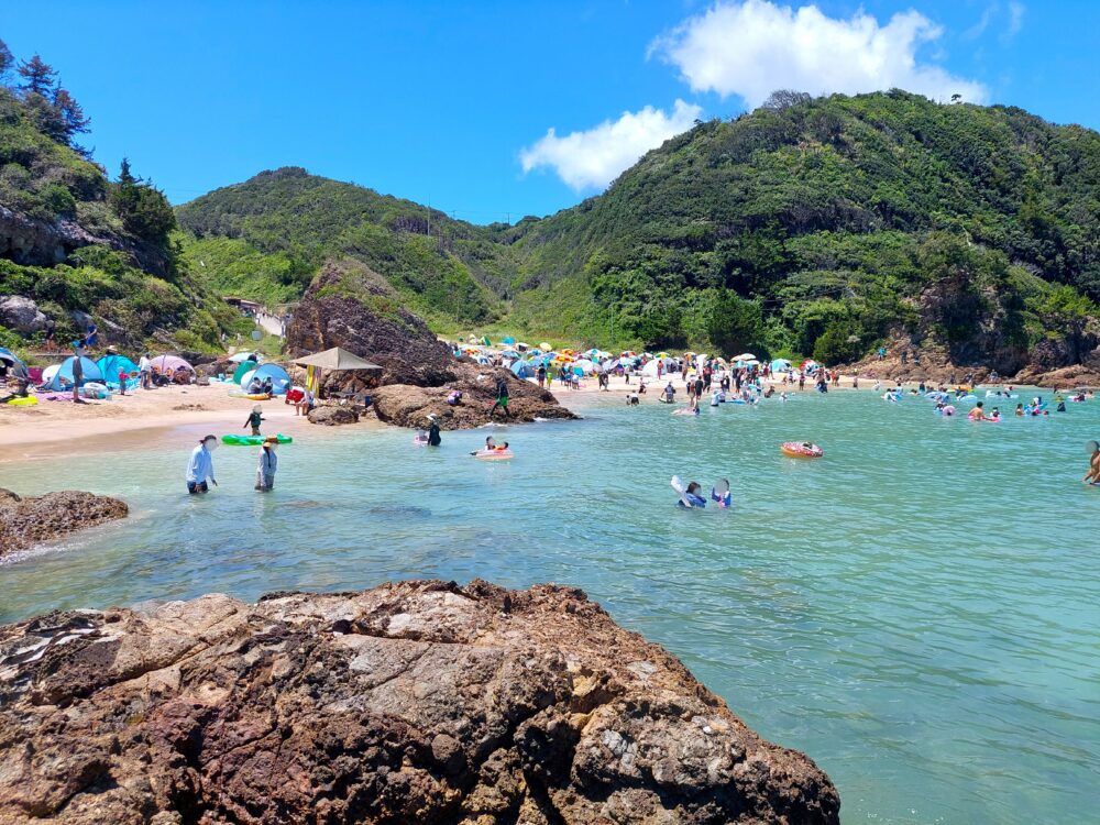 真夏の下田・九十浜海水浴場で海水浴をしている人たち