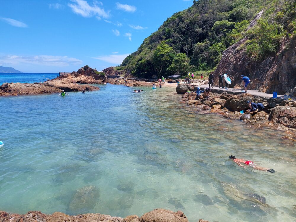 真夏の下田・九十浜海水浴場でシュノーケリングや磯遊びをしてる親子や家族