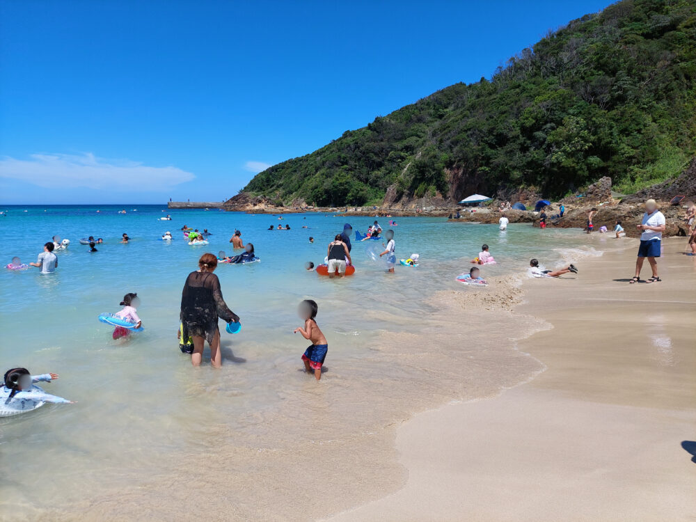 真夏の下田・九十浜海水浴場で海水浴をしている人たち