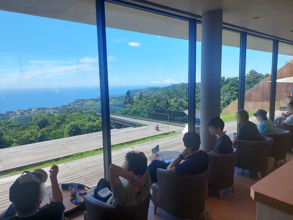 小室山山頂にあるカフェ『Cafe・321』の店内でまったりしてる人たち