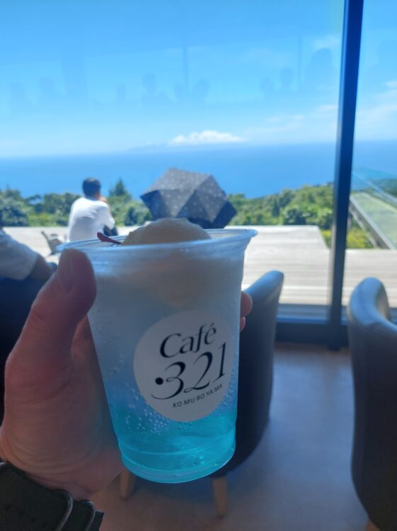 小室山山頂にあるカフェ『Cafe・321』のラムネクリームソーダ