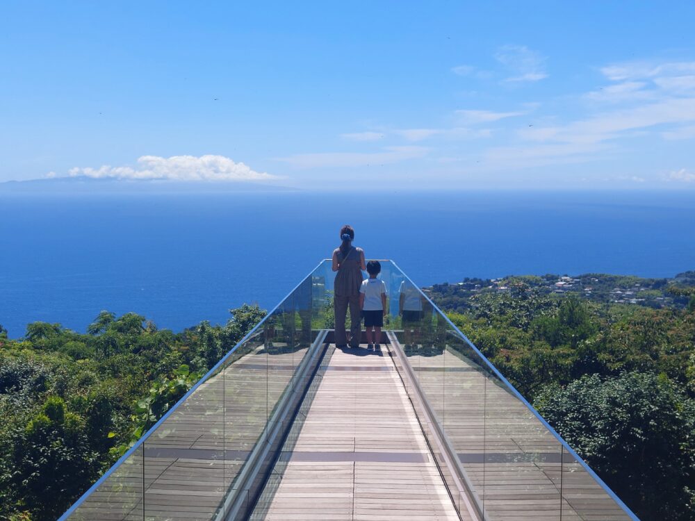小室山山頂にあるカフェ『Cafe・321』にある映えスポットにいる親子
