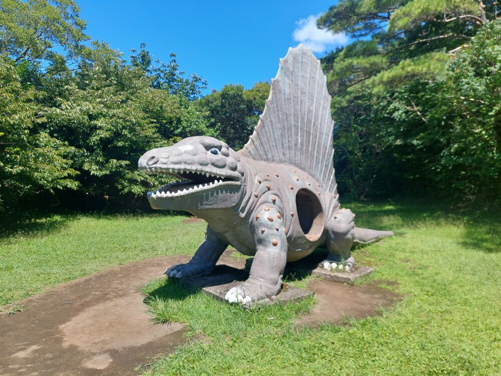 小室山中腹にある恐竜広場の恐竜のオブジェ