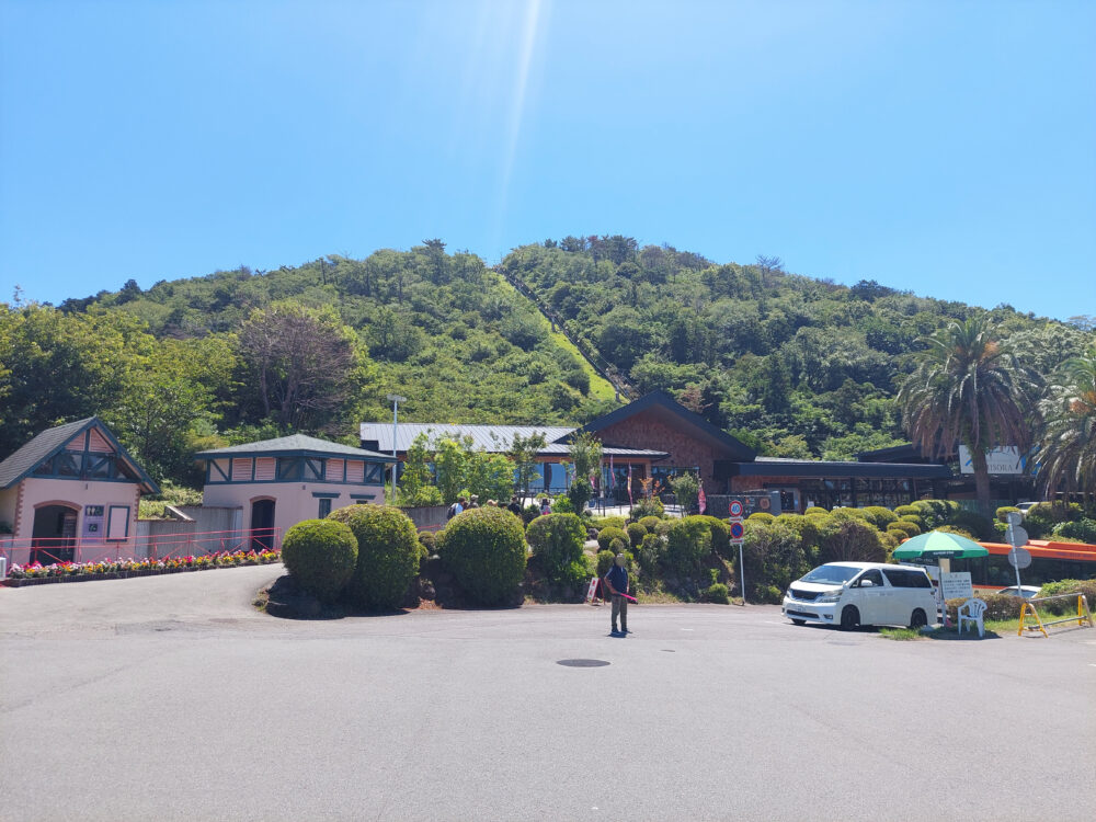 小室山のリフト乗り場前広場
