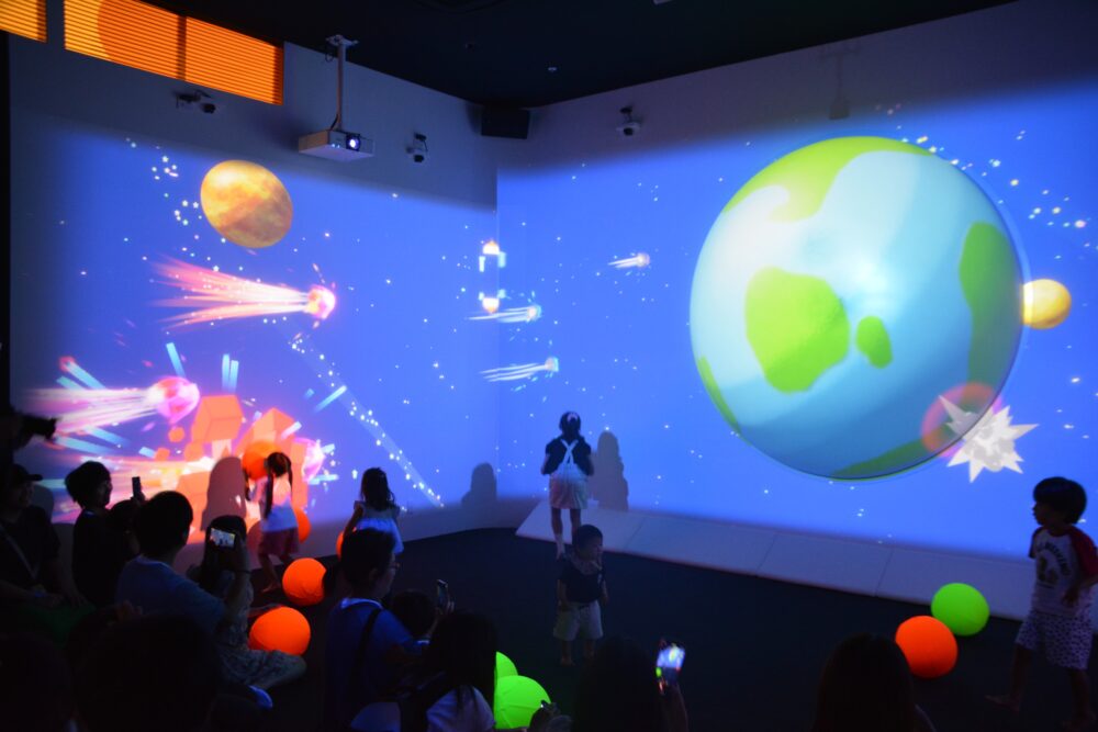ちきゅうのにわ羽生店の宇宙エリアで遊ぶ子供たち