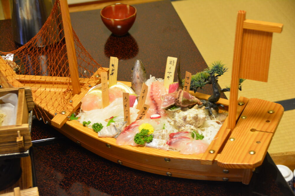 お造りの宿 味湯海亭 福松荘の豪華な舟盛り