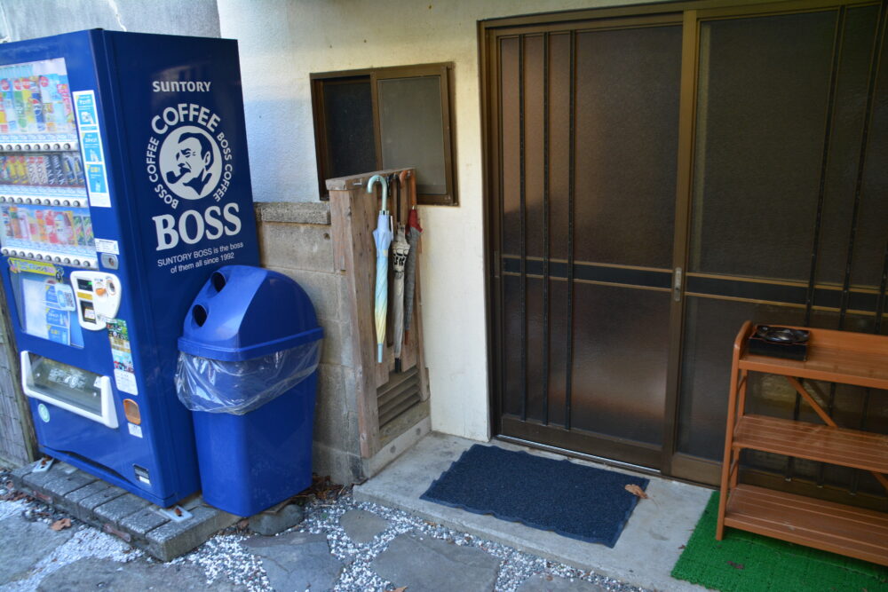 お造りの宿 味湯海亭 福松荘の露天風呂への出入口にある自販機と傘と灰皿