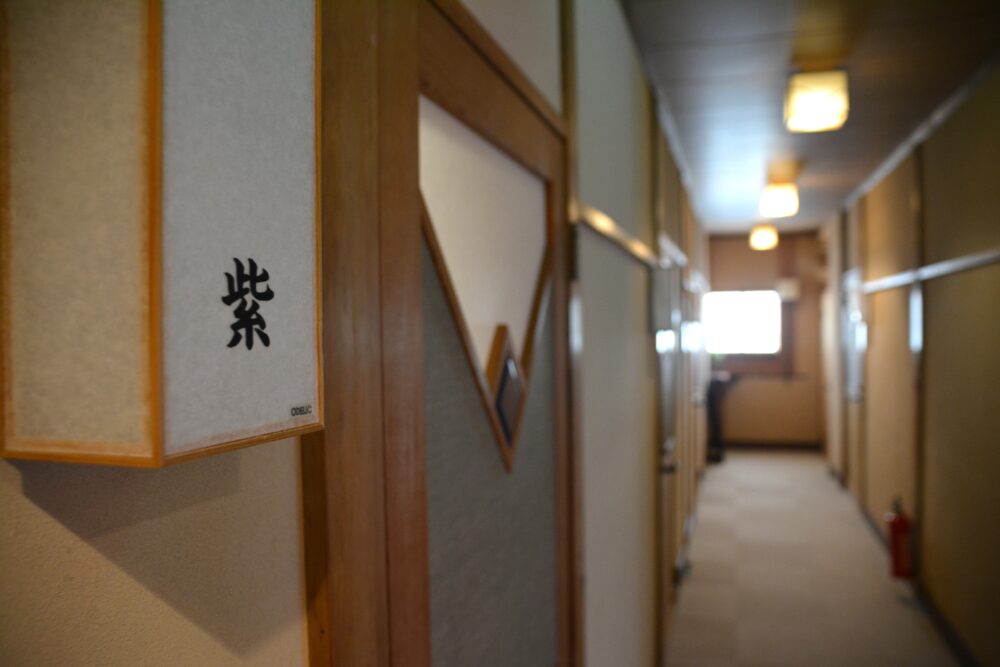 お造りの宿 味湯海亭 福松荘の廊下とお部屋のネームプレート