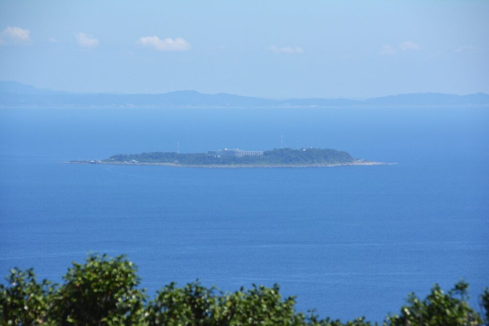 小室山山頂から見た初島