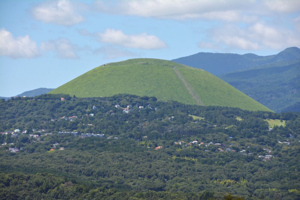 小室山山頂から見た大室山山頂