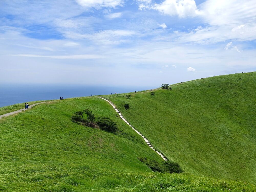伊東・大室山のお鉢巡りをする人たち