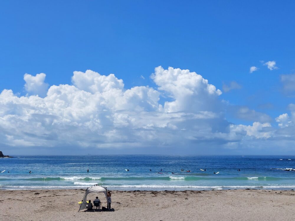 夏の鵜原海水浴場と夏空