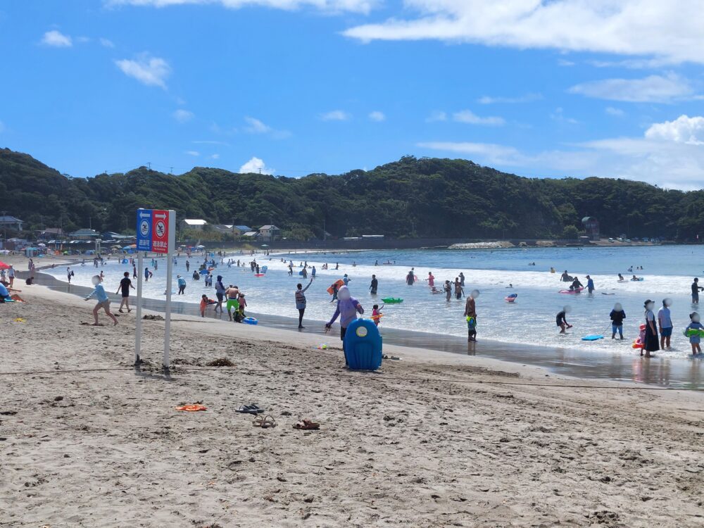 夏の鵜原海水浴場で海水浴をしてる人々