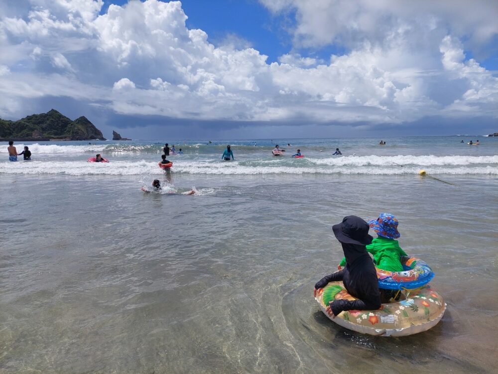 夏の鵜原海水浴場で海水浴をしてる親子