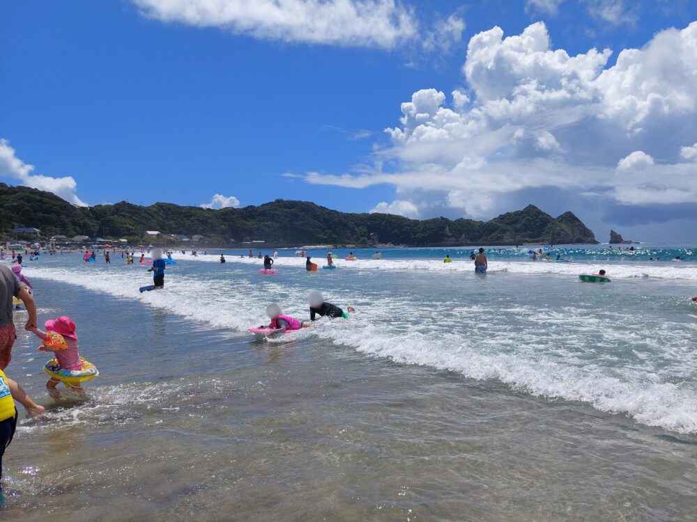夏の鵜原海水浴場で海水浴をしてる人たち