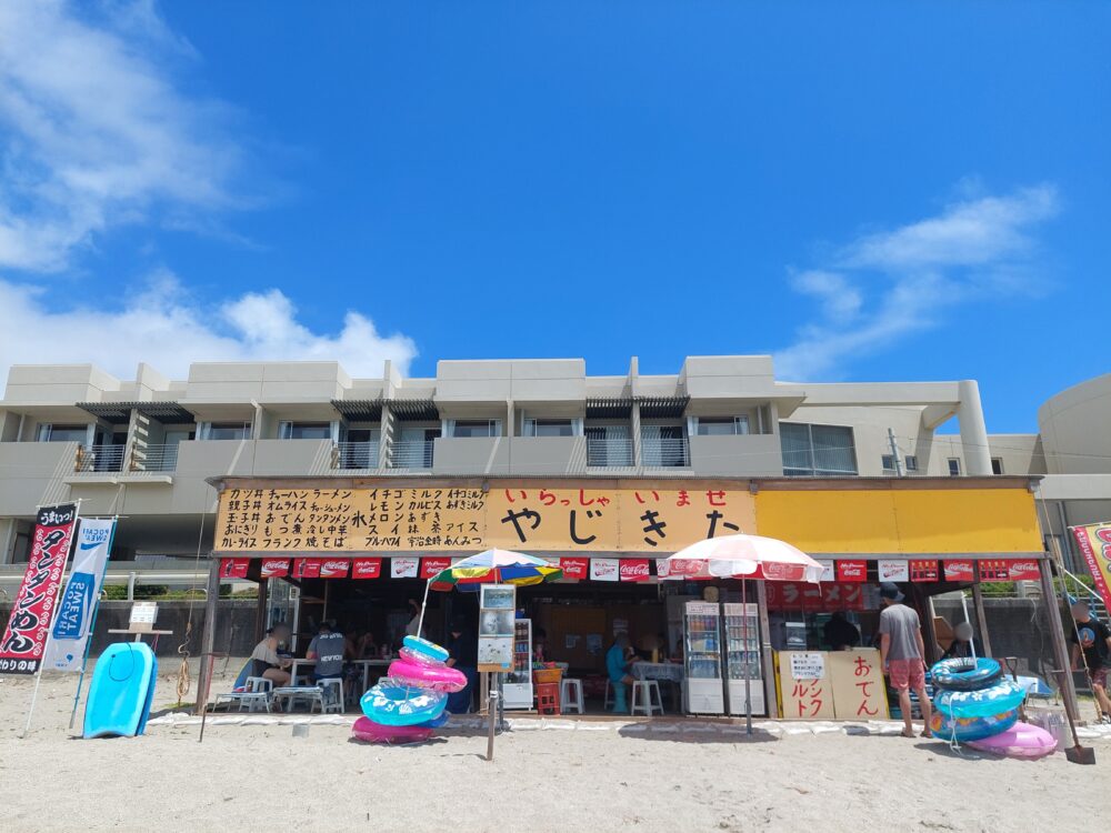 夏の鵜原海水浴場の海の家(やじきた)