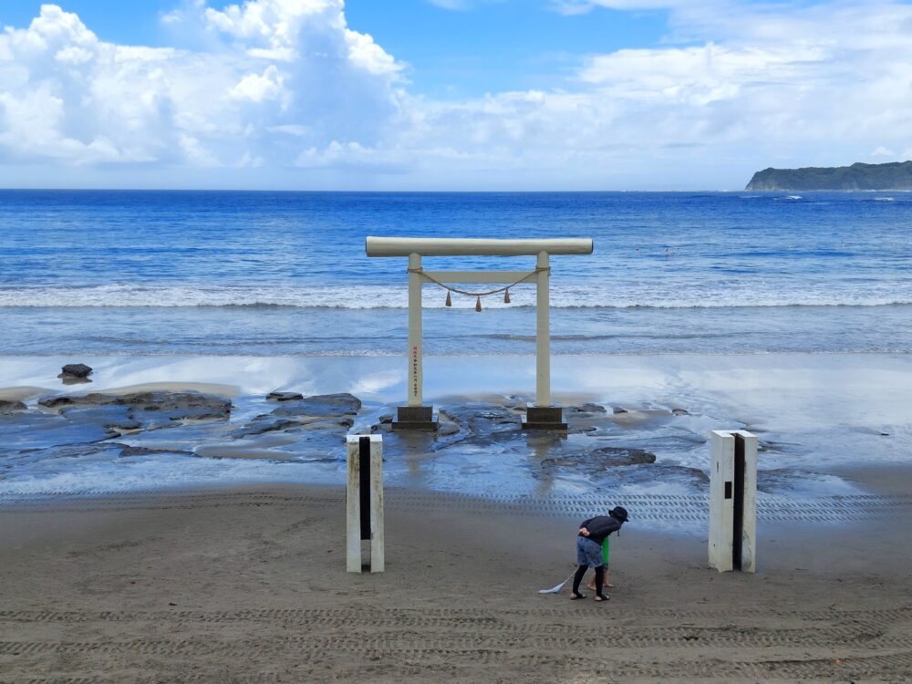 夏の鵜原海水浴場の鳥居