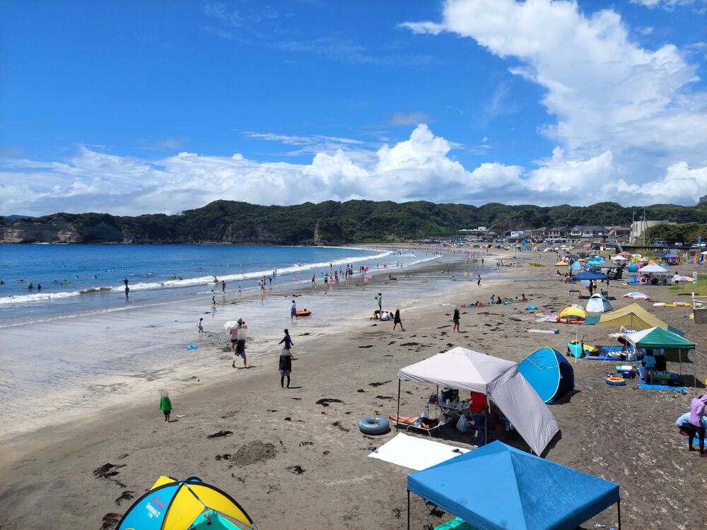 夏の鵜原海水浴場の全景